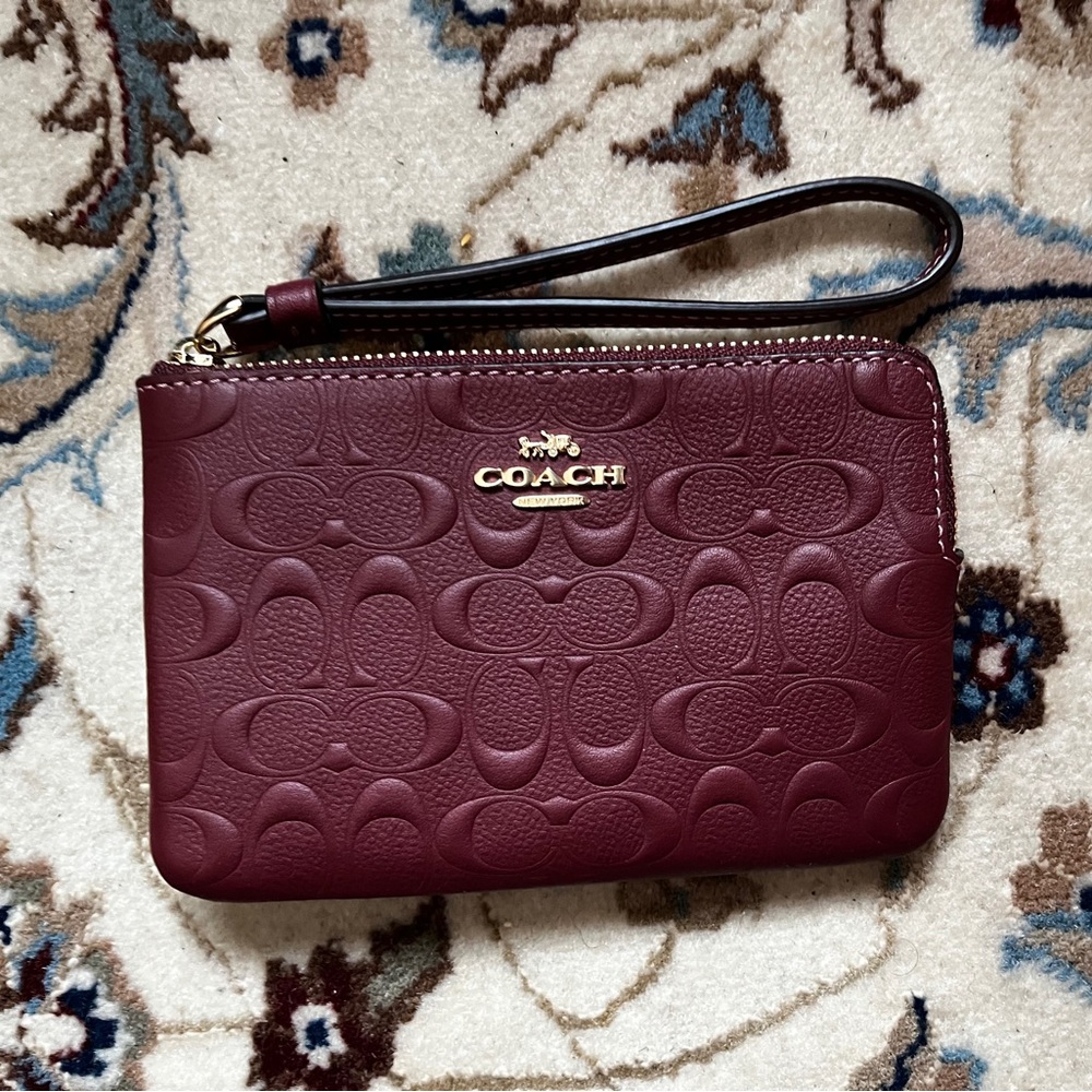 LIKE NEW - Coach Corner Zip Wristlet In Signature Leather